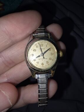 Vintage Gold-Tone Analog Wristwatch - Gold Dial Calvert Not Working